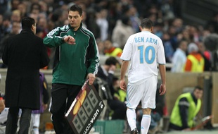 Hatem Ben Arfa, sous les couleurs de Marseille, sort du terrain après avoir reçu un carton rouge, le 18 mars 2010.