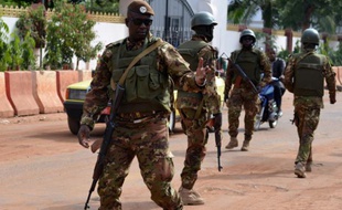 Des militaires devant l'hôtel Radisson le 22 novembre 2015 à Bamako