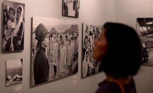 Ce sont des images en noir et blanc capturées sur le vif dans les camps de Gaza, de Jordanie ou du Liban. Visages studieux ou facétieux, graves ou inquiets. A l'école, à l'atelier, au dispensaire.