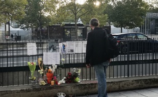 Des fleurs ont été accrochées aux abords du centre commercial des Trois Soleils à Rennes, où Cyril, un SDF retrouvé mort lundi, avait l'habitude de s’asseoir.