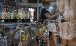 Le souvenir obligatoire des vacances à Paris : la boule à neige. (illustration)