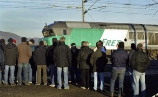 La CGT-cheminots, premier syndicat à la SNCF, a appelé vendredi l'ensemble du personnel à la grève le mercredi 12 mars pour notamment exiger de "véritables négociations" sur l'avenir du fret et sur la pénibilité dans le cadre de la réforme du régime spécial de retraite.