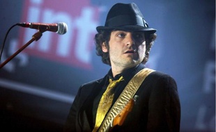 - M -, ou l'alter ego (trip) décomplexé de Mathieu Chedid, dévoile son nouveau visage.
