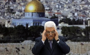 Le président de l'Autorité palestinienne Mahmoud Abbas prie en souvenir des tués lors de la guerre entre Hamas et Israël, le 26 août 2014 avant une conférence de presse à Ramallah