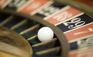 Le produit brut des jeux (PBJ, différence entre les mises des joueurs et leurs gains) des casinos français a enregistré une baisse de 2,6% à 2,123 milliards d'euros sur l'exercice 2013-2014