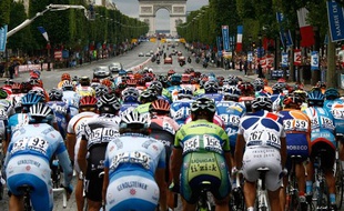 Arrivée sur les Champs-Elysées pour le Tour de France 2007.