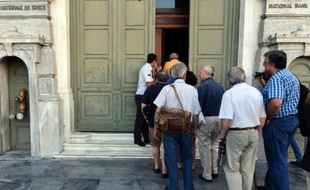 Des gens font la queue pour entrer dans une banque à Athènes le 20 juillet 2015