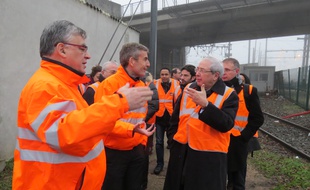 Yves Ramette, directeur gÈnÈral du gestionnaire díinfrastructure unifiÈ (GIU) RFF-SNCF et Alain Krakovitch, directeur du Transilien, font visiter le chantier de reconstruction du poste des Ardoines ‡ Jean-Paul Huchon, prÈsident du conseil rÈgional ce mercredi 7 janvier.