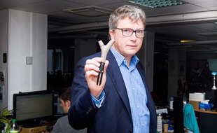 Le 24 septembre 2013, Henry Seydoux, PDG de la société Parrot spécialisée dans les produits high-tech présente le Flower Power.