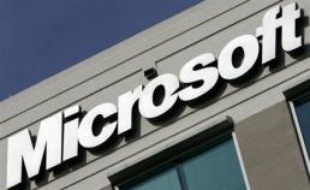 Le portail internet Yahoo! était résolu lundi à étudier toutes ses options face à l'offre de rachat au prix fort lancée par Microsoft, tandis que ce dernier maintenait la pression en faveur d'un mariage rapide et que Wall Street évoque déjà plusieurs alternatives où Yahoo! échapperait à cette union.