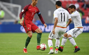 Portugal's forward Cristiano Ronaldo vies for the ball during the 2017 Confederations Cup group A football match between Portugal and Mexico at the Kazan Arena in Kazan on June 18, 2017. / AFP PHOTO / FRANCK FIFE