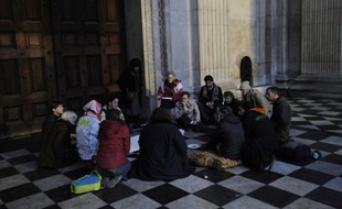 Les militants anticapitalistes installés autour de la cathédrale Saint-Paul à Londres depuis un mois ont reçu l'ordre d'évacuer les lieux dans les 24 heures, ont annoncé mercredi les occupants du camp et les autorités municipales.