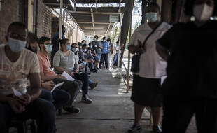 File d'attente en Afrique du Sud pour se faire vacciner, illustration