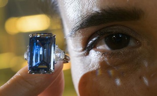 Le diamant 'Oppenheimer Blue' présenté par Christie's à Genève, le 12 mai 2016