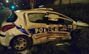 Le véhicule de police accidenté.