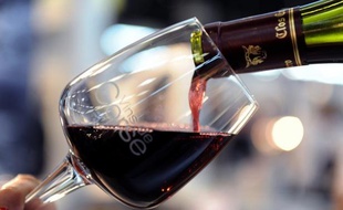 Mais si l'Europe frissonne ponctuellement, le monde des vins et spiritueux porte plutôt un toast à une consommation mondiale qui reprend avec 2,6 milliards de caisses (12 bouteilles) en 2011, soit + 2,83 % sur quatre ans, et qui malgré les crises devrait passer à + 5,31% d'ici 2016.