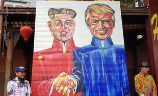 Une peinture représentant Donald Trump et Kim Jong-Un à Hanoï, le 27 février 2019.