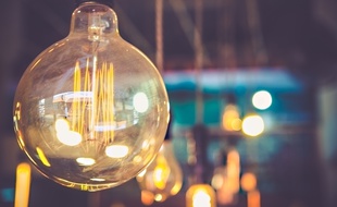 L'électricité, présente naturellement, a été peu à peu domestiquée.