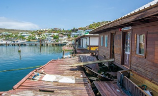 L'Oyster Pond de Saint-Martin, le 25 juillet 2018, près d'un an après le passage dévastateur de l'ouragan Irma.