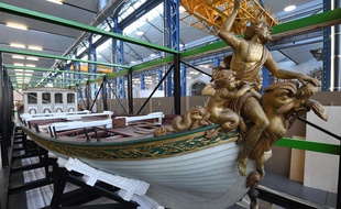 Le canot de l'Empereur a été dévoilé mercredi au public à Brest.