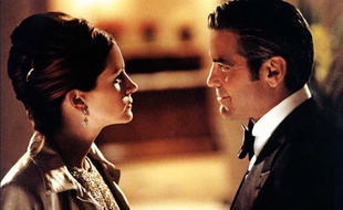 Julia Roberts et George Clooney dans Ocean's Eleven.