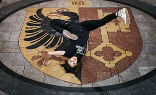 Originaire de Béziers, Minzy est une jeune breakeuse membre des Flying Steps.