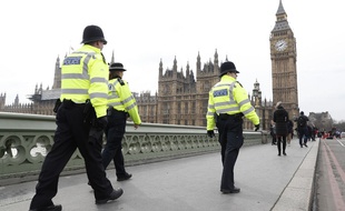 Des policiers britanniques sur le pont de Westminster
