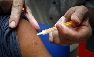 Les virus grippaux circulent déjà à bas bruit en France métropolitaine et il ne faut pas attendre l'arrivée de l'épidémie pour vacciner les personnes à risque et leur entourage, selon des spécialistes.