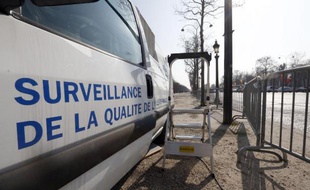 Une station mobile pour détecter la pollution est placée le 23 mars 2015 sur les Champs-Elysées à Paris