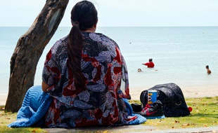 Corps sur la plage