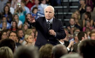 John McCain cherche désespérément comment s'en prendre à son adversaire démocrate Barack Obama, hésitant entre le "respect", l'attaque personnelle et de nouvelles initiatives économiques, à deux jours de son dernier débat télévisé avant la présidentielle américaine.