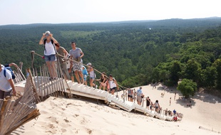Cet été, il faudra grimper la Dune du Pilat en respectant le « mètre barrière ».