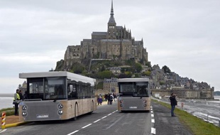 Le maire du Mont-Saint-Michel, Eric Vannier (DVD), comparaîtra le 30 janvier en correctionnelle pour prise illégale d'intérêts dans l'affaire des navettes qui acheminent depuis six mois les touristes de la côte au site et dont le point de départ se situe devant les restaurants qu'il possède.