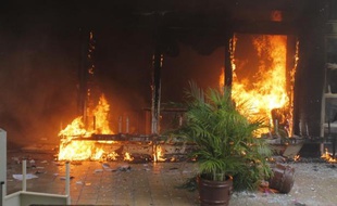 A Iguala, dans l'état de Guerrero, des manifestants ont incendié la mairie le 22 octobre 2014