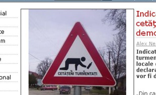 Capture d'écran du site Evenimentulzilei.ro. Panneau de signalisation "Attention, piétons ivres", érigés dans la ville de Pecica, en Roumanie.
