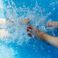 La piscine n’est plus chauffée, la combinaison est obligatoire pour nager