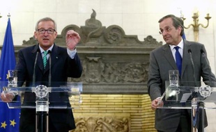 Jean-Claude Juncker (g), le nouveau président de la Commission européenne et le Premier ministre grec Antonis Samaras à Athènes le 4 août 2014