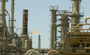 (FILES) - A file picture taken on May 25, 2003 shows a general view of Iraq's largest refinery complex in the northern town of Baiji. Iraqi pro-government forces broke the siege of the country's main oil refinery on Novebmer 15, 2014, where security forces had held out for months against the Islamic State jihadist group, officials said. AFP PHOTO/KARIM SAHIB