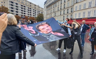 Des fans de Johnny lui rendent hommage en chantant