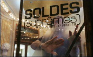 Les consommateurs seront gâtés pendant les soldes d'hiver qui débutent mercredi car les commerçants vont consentir des rabais jusqu'à 80% pour se défaire des stocks accumulés au cours d'un automne trop chaud et d'un hiver qui reste désespérément doux.