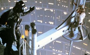 Scène de l'épisode V de Star Wars lors d elaquelle Dark Vador coupe la main de son fils Luke Skywalker