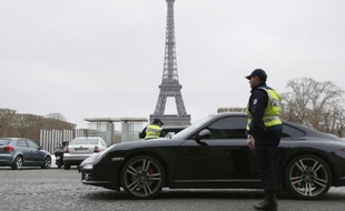 Des policiers contrôlent des véhicules près de la Tour Eiffel à Paris, le 17 mars 2014