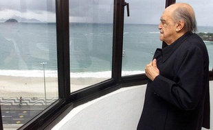 L'architecte brésilien, Oscar Niemeyer, dans son bureau de Copacabana, à Rio de Janeiro, le 27 juillet 2001.