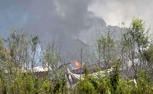 Des fumées s'échappent du site des explosions à Tianjin, en Chine, le 13 août 2015.