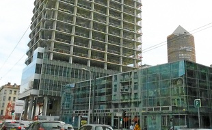 Le gratte-ciel de 200 m, en chantier depuis un an, doit être livré fin 2015.