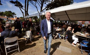 Le Premier ministre Jean-Marc Ayrault a demandé dimanche aux dirigeants de l'UMP de clarifier leur position vis à vis du Front National, en estimant qu'ils jouent "avec le feu", a-t-il dit lors de la Fête de la rose du Parti Socialiste de Loire-Atlantique à Préfailles.