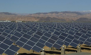 Un champ de panneaux solaires à Hami, dans le nord-ouest de la Chine, le 8 mai 2013