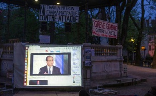 La prestation de Hollande suivie par des manifestants de Nuit Debout le 14 avril 2016 à Besançon