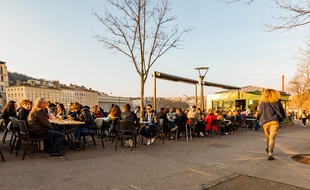 A Lyon, les terrasses au bord du Rhône étaient bien remplies fin février.