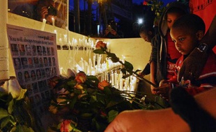 Des fleurs et bougies à la mémoire des victimes du massacre du centre commercial Westgate de Nairobi, le 28 septembre 2013 au Kenya